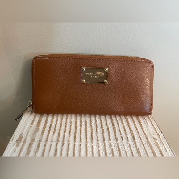 Michael Kors Classic Camel Wallet - Picture 1 of 3
